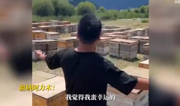 “你这背景太假了”小伙回应:新疆景色真的很美