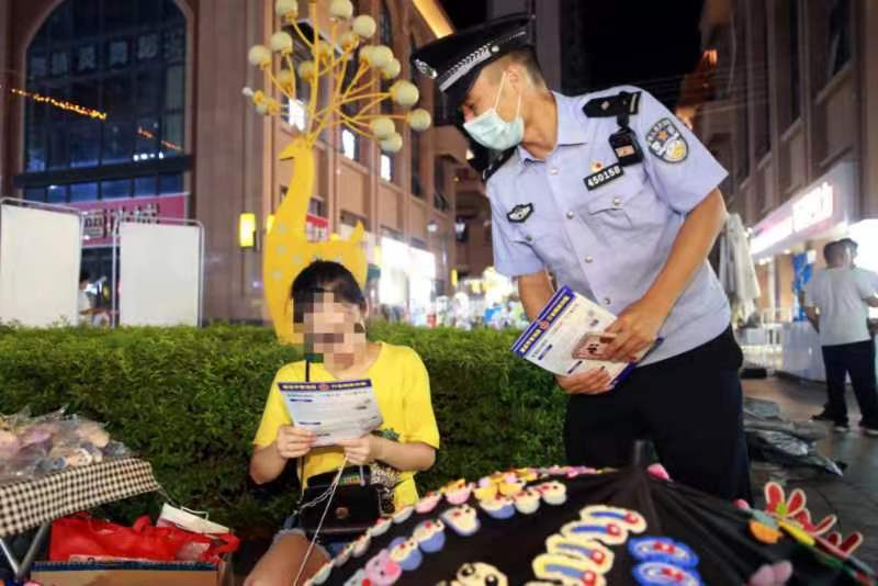 民警给市民发放宣传单