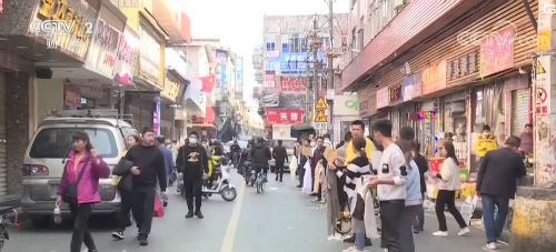 广州“制衣村”再现招工潮 负责人举牌等路过工人挑选