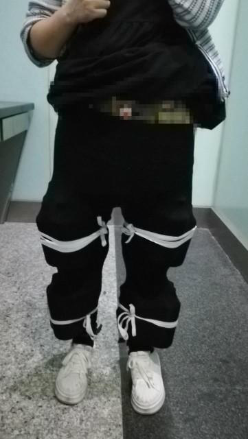 女子腿绑14瓶茅台酒入境被查 因神色异常步伐沉重被截查