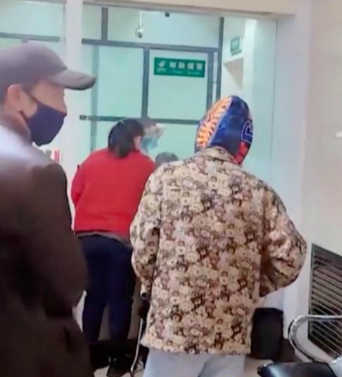 银行回应老人不会写字让写到下班：说这话的不是银行工作人员