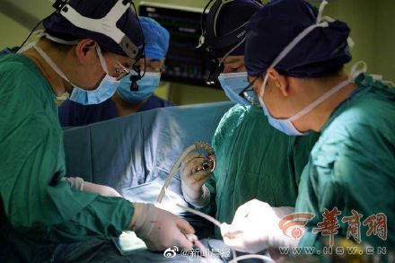 全国首例心脏不停跳人工心脏植入手术成功