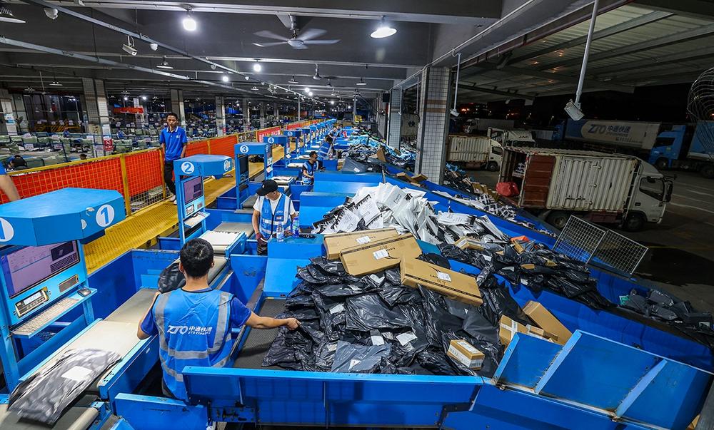 奋战“6·18” 快递公司快马加鞭保配送