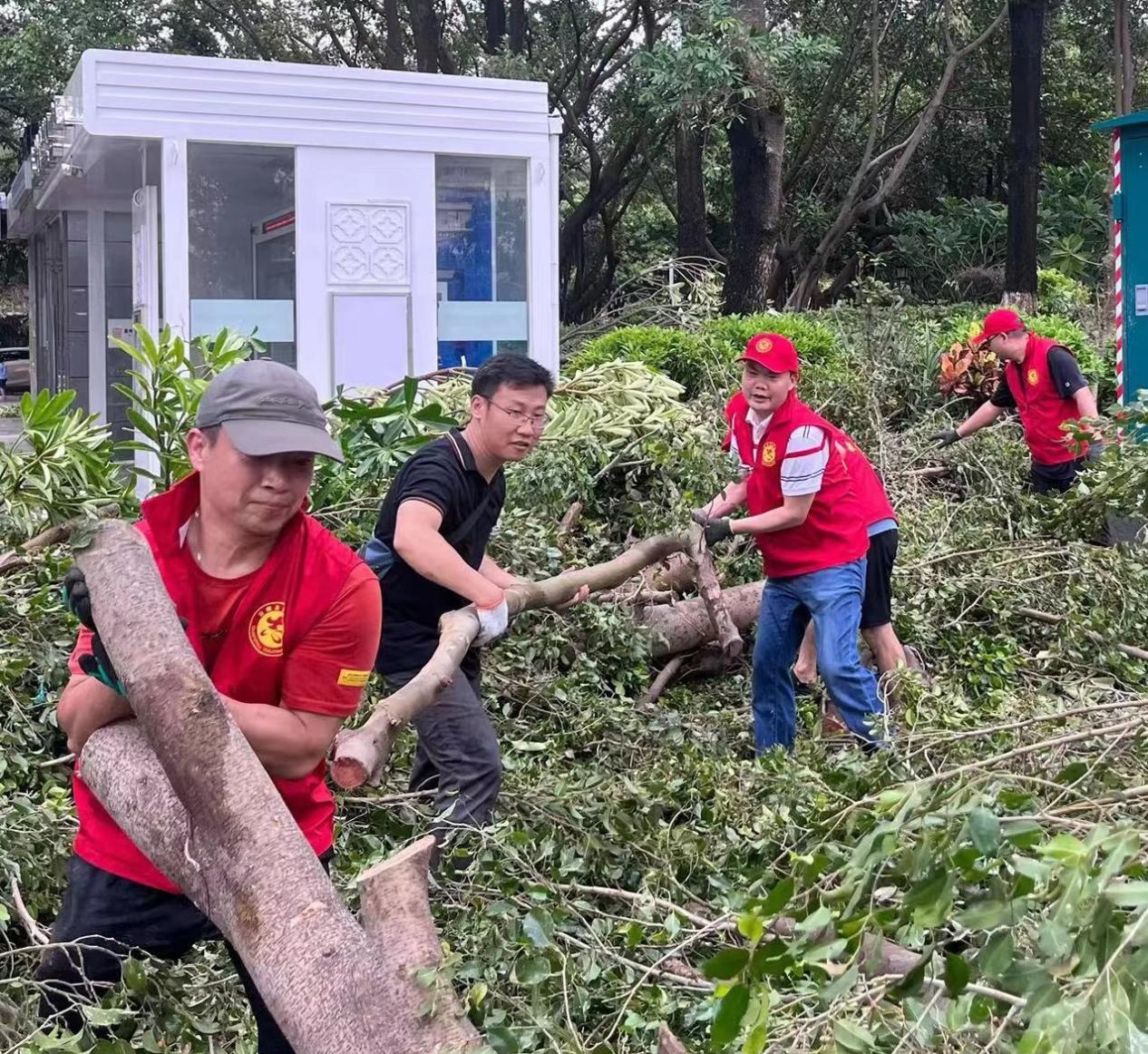 同担风雨 共建家园丨抗台救灾中的泉州兴业人