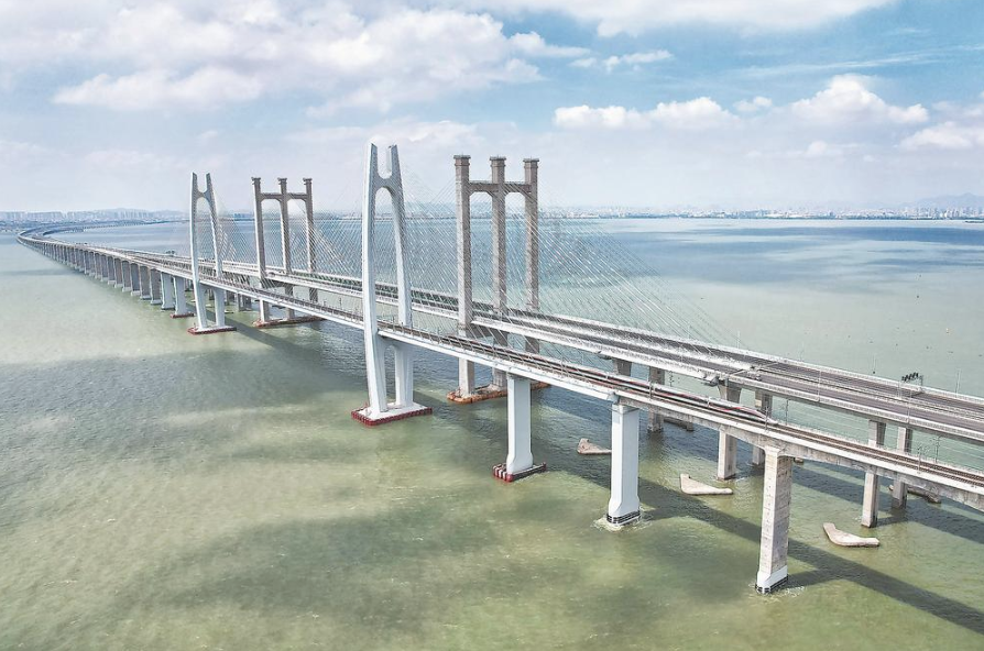 G9801次列车行驶在福厦高铁泉州湾跨海大桥上。

