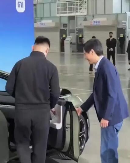 首批小米汽车SU7开始交付 雷军亲自为车主开车门