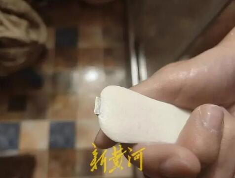 男子洗澡时发现舒肤佳香皂内嵌刀片 差点被“一刀封喉”