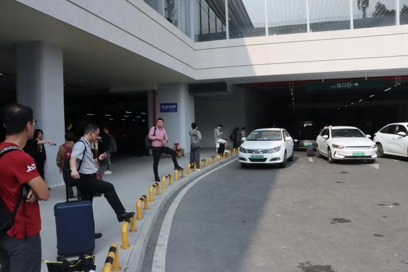 将在网约车上客区端部设置六个上客点。  