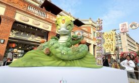 泉州“七彩刺桐蛇”出街了!老四“州州”率先亮相西街鐘樓（視頻）
