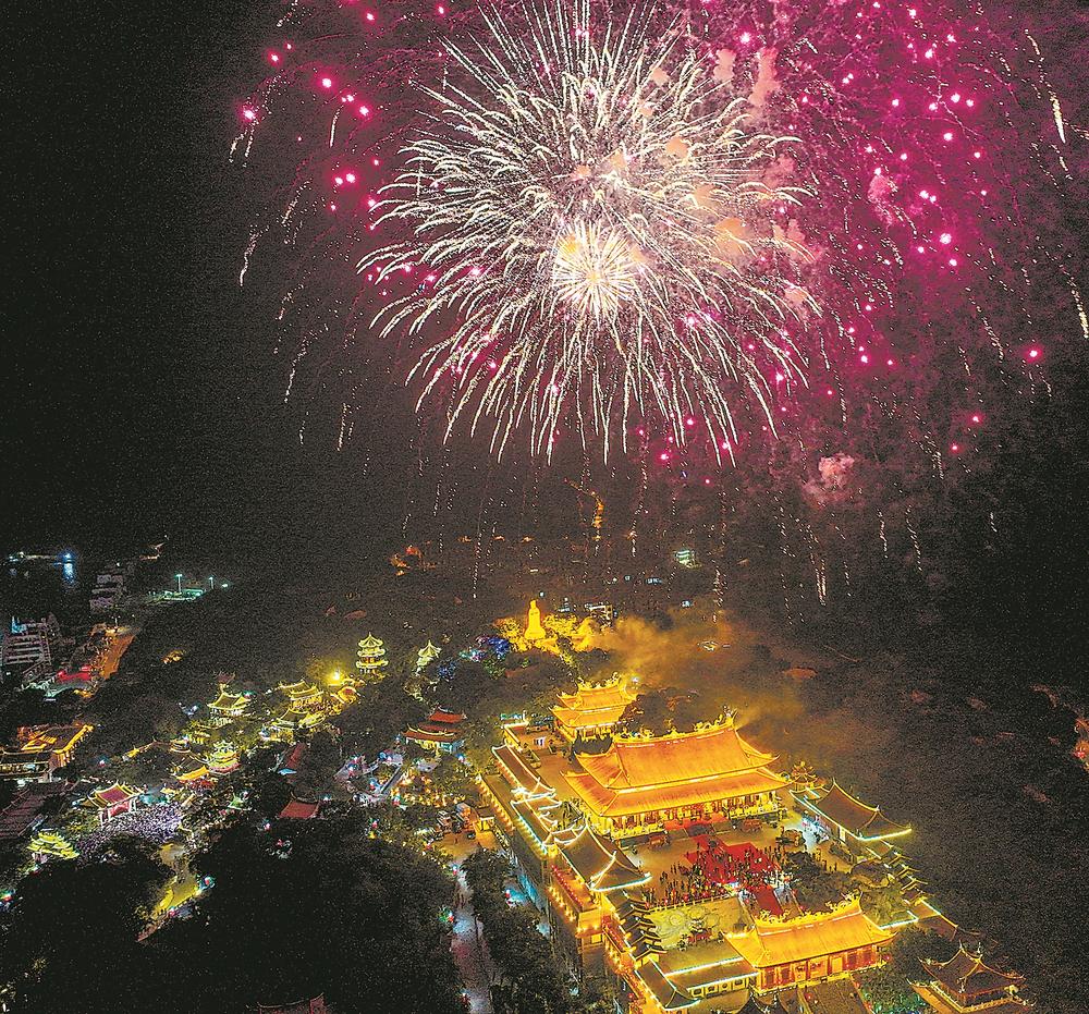 一束束璀璨的烟花在妈祖祖庙上空绽放，绚烂而美丽。 林春盛 摄

