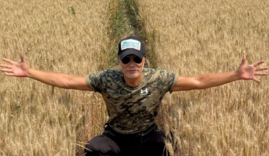 70歲任達華回山東老家收麥子 體驗農活