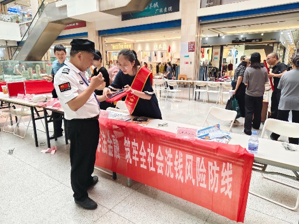 人保财险石狮支公司开展6·15“全民防非 行业守护”活动