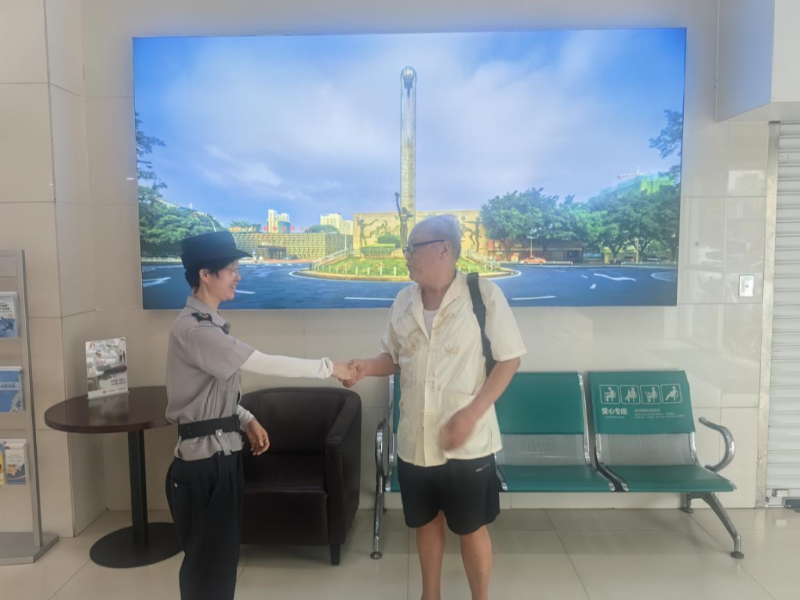 四次致谢背后的暖心守护——农行漳州腾飞路支行保安拾金不昧传佳话