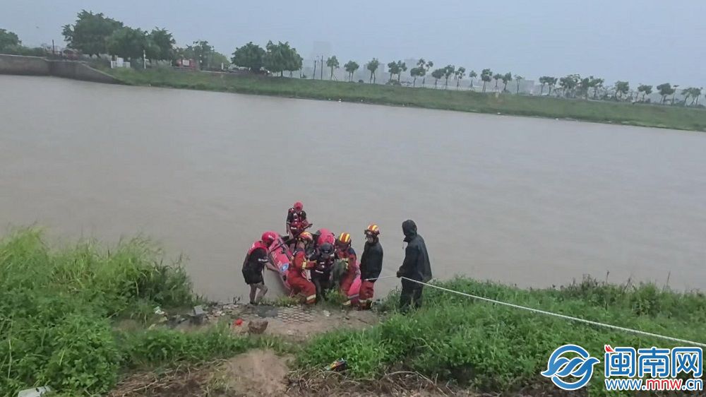 泉州：男子暴雨天溪边收渔网 被困桥下闸口