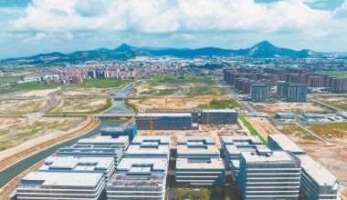 泉厦空港产业园项目建设施工现场一片忙碌景象