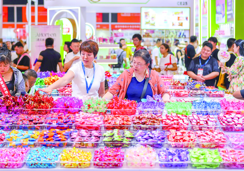 展会上，各种食品新品让海内外客商目不暇接。 记者 董严军 摄

