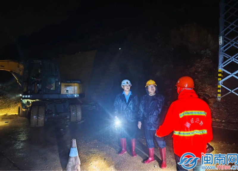 公路边坡塌方！龙海区交通运输局凌晨抢险保畅通