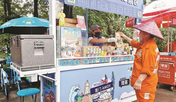 廈門：近兩百輛早餐車出動 為環(huán)衛(wèi)工人送愛心早餐