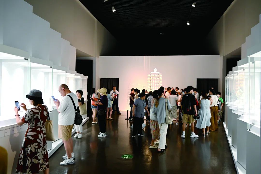 “中国白”双线奏响文化强音