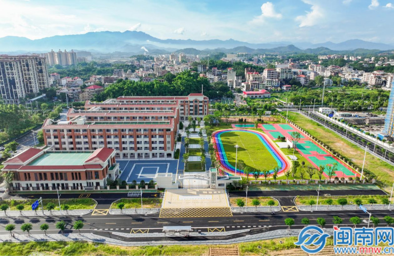 长泰区两所学校揭牌 新增学位超4400个