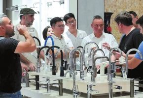 南安企業(yè)抱團出海開拓南美市場  成功簽訂2萬套建材采購協(xié)議