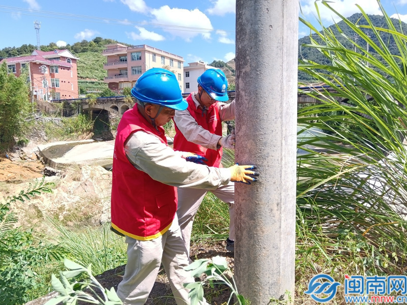 福建华安：加固电力杆线 防范台风“杨柳”