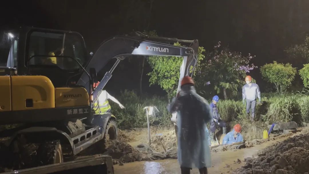 东山这个镇水管破裂 他们连夜抢修