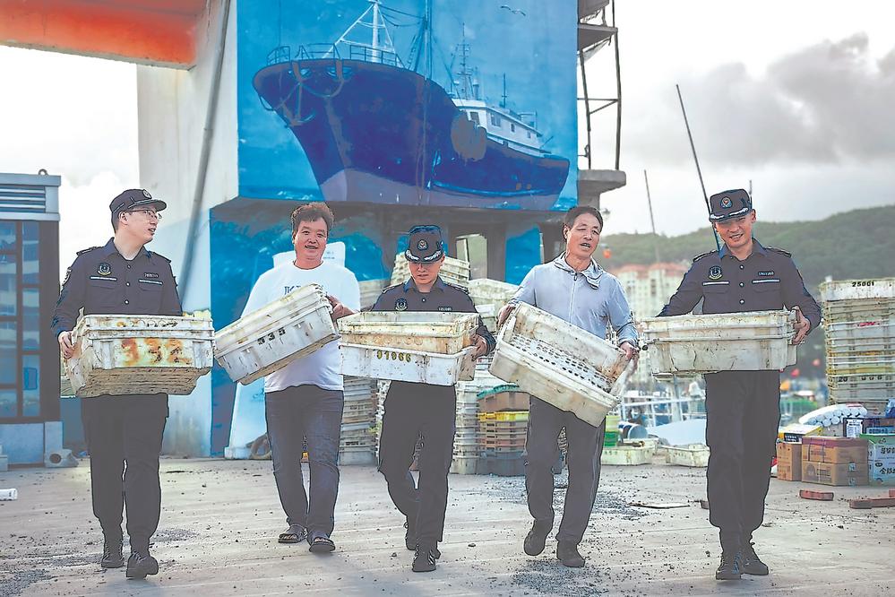开渔前夕，福州海警局执法员深入辖区重点渔港，上码头、登渔船，采用发传单、现场答疑等多种方式为渔民群众讲解海上渔业政策、反偷私渡法规、海上救生防护知识等，为渔民顺利开渔上好“第一堂课”。同时，海警执法员组成服务小分队走进渔村，帮助渔民整理网具、检查绳缆，针对渔船出海前的安全隐患，开展“拉网式”检查。陈欢欢 叶星帅 摄