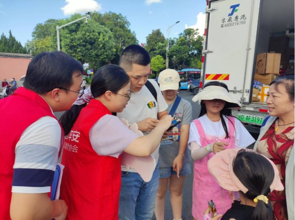 平安产险龙岩中心支公司：志愿红点亮古城路 防诈声暖游客心