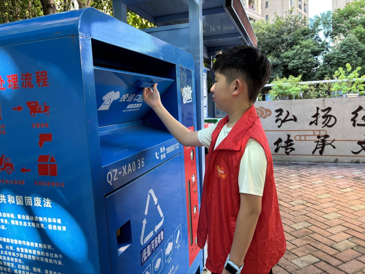 平安产险泉州中心支公司：红马甲映绿社区，平安少年的环保青春诗