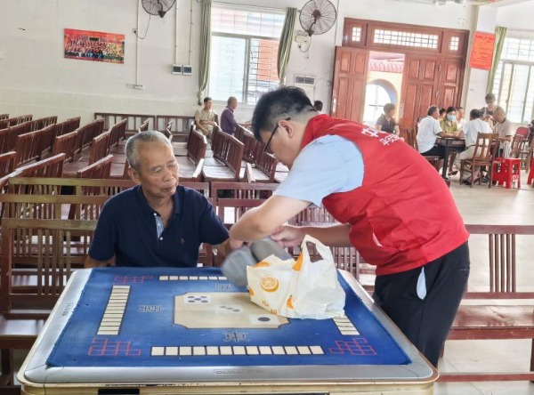 平安产险福清中心支公司：公益有“凉”方 移动血压计进乡村