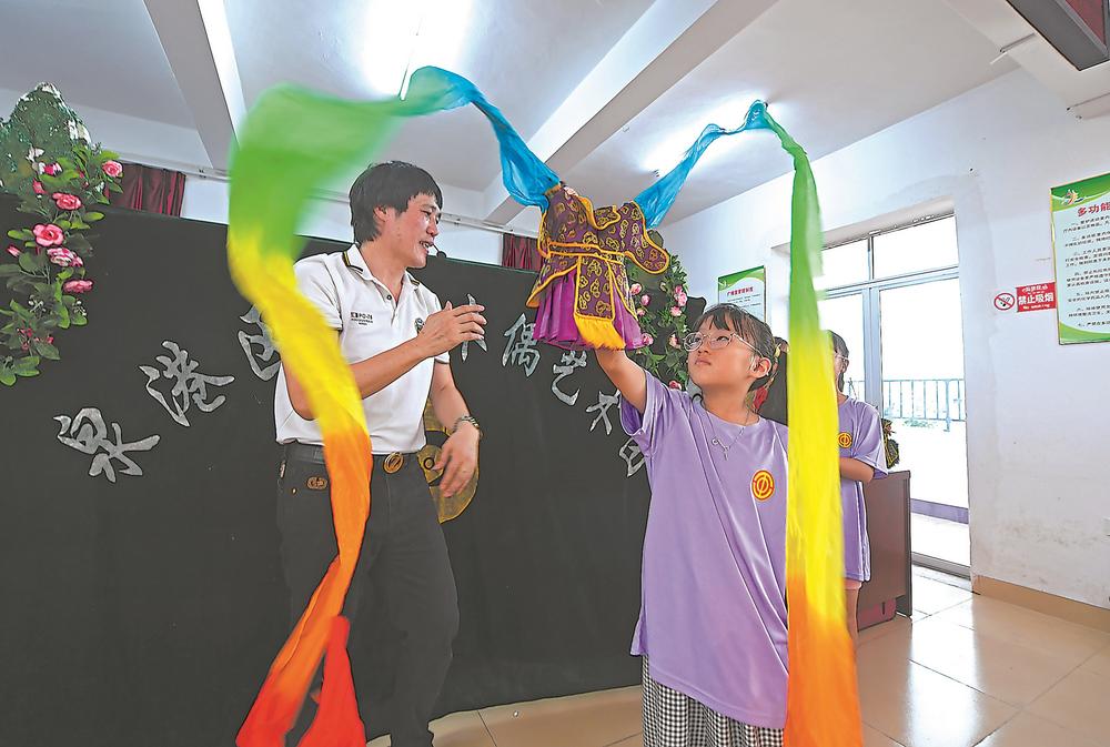 泉港区：孩子们学习操纵掌中木偶