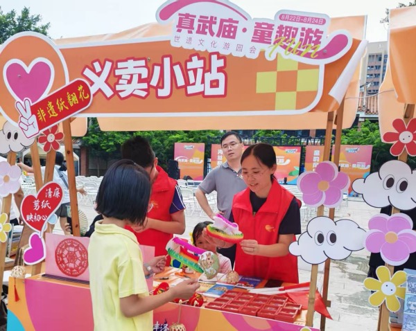 平安产险泉州中心支公司：纸翻花“转”出助学路 非遗传承暖开学
