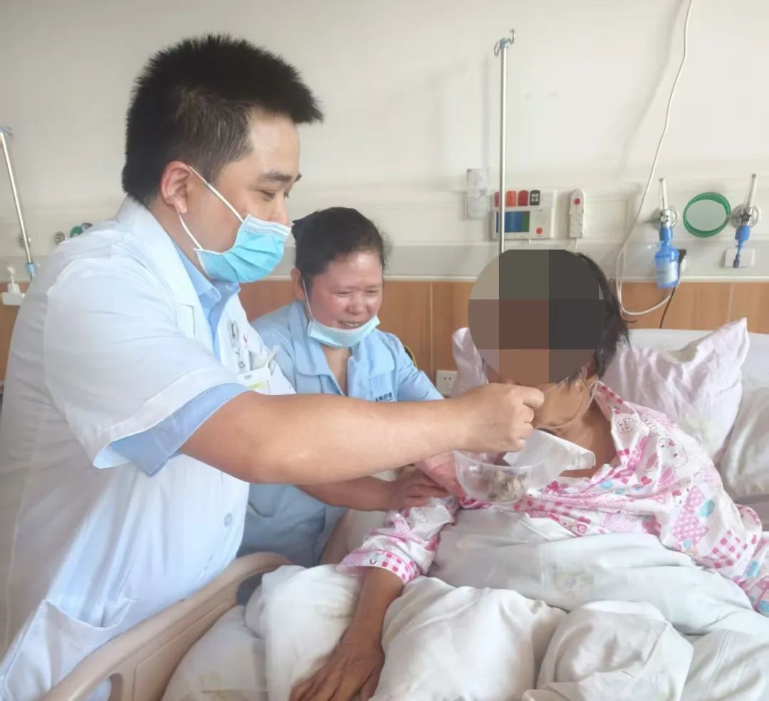 73岁老人腹痛背后的“石头危机” 漳州第三医院精准取石
