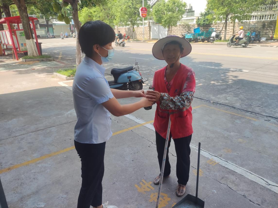 工行驿站变身“清凉港湾” 诏安城关支行“夏日送清凉”活动传递金融温度