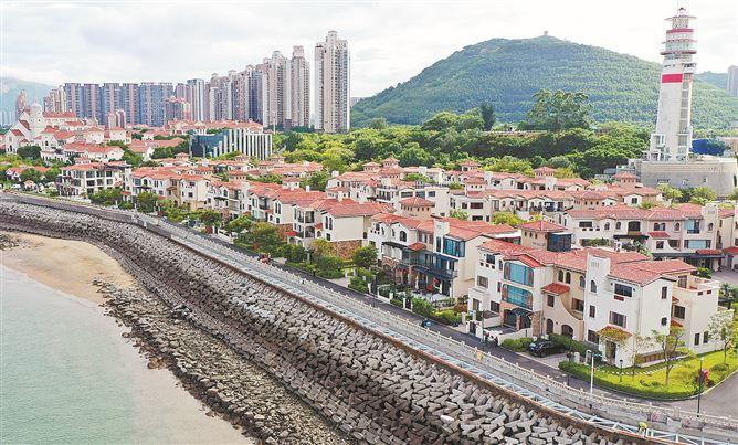 　　增建的黄金海岸北段“海上栈道”600米长。
