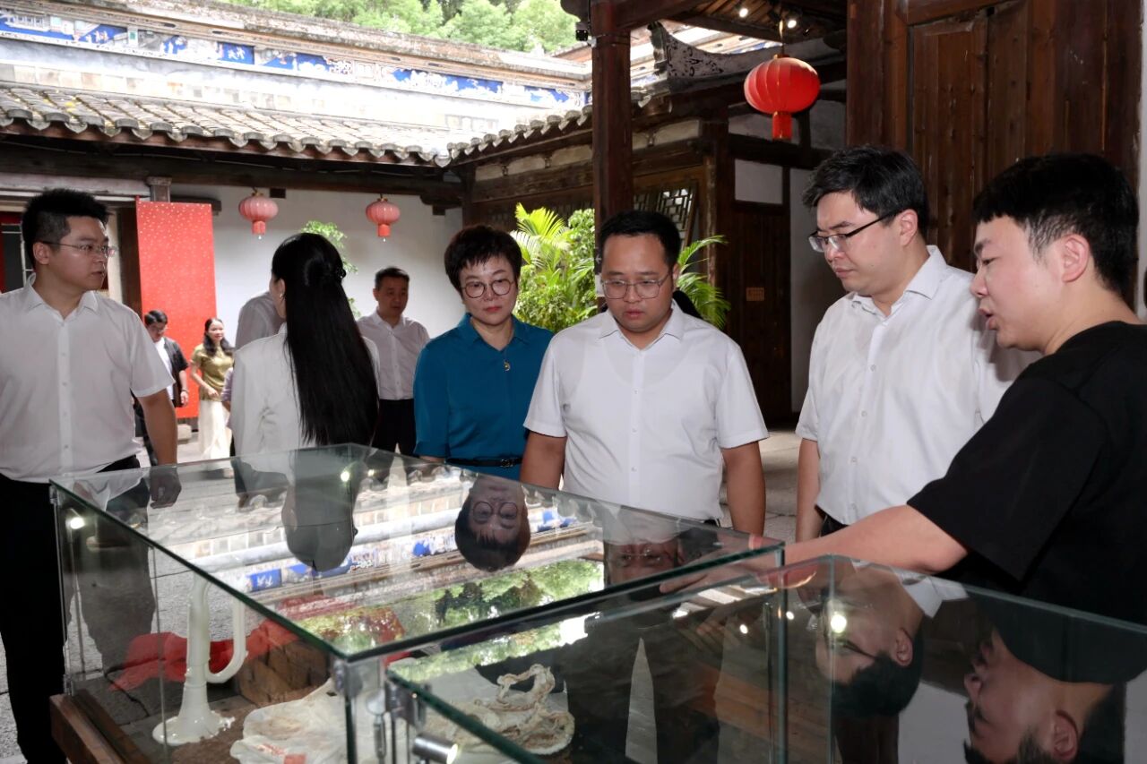 瓷载红色记忆 艺传时代情怀——第二届“清澈的爱，只为中国”主题陶瓷作品展在榕开幕