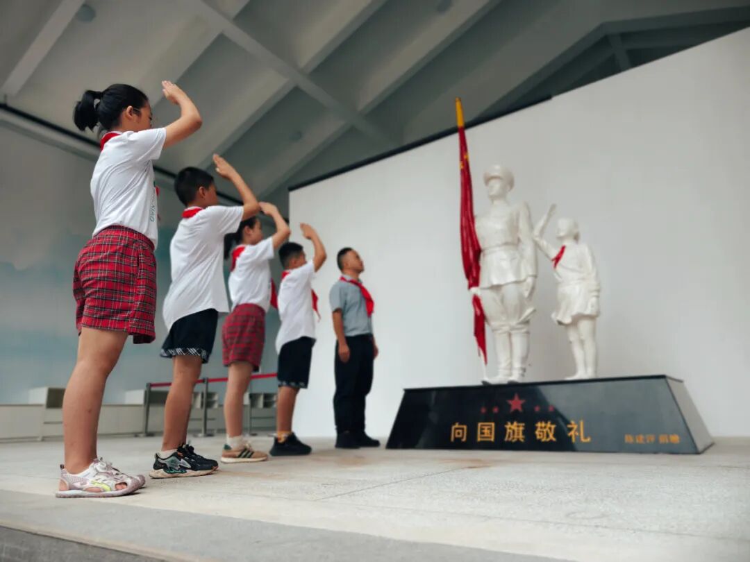 《向国旗敬礼》雕像：红色基因代代传