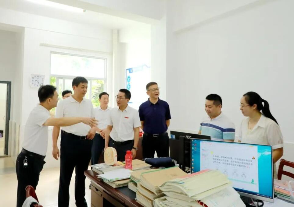 云霄县县长调研为民办实事项目建设