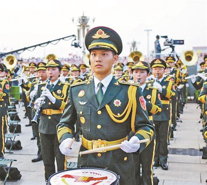 厦门籍学生宋可旸在阅兵现场担任乐手