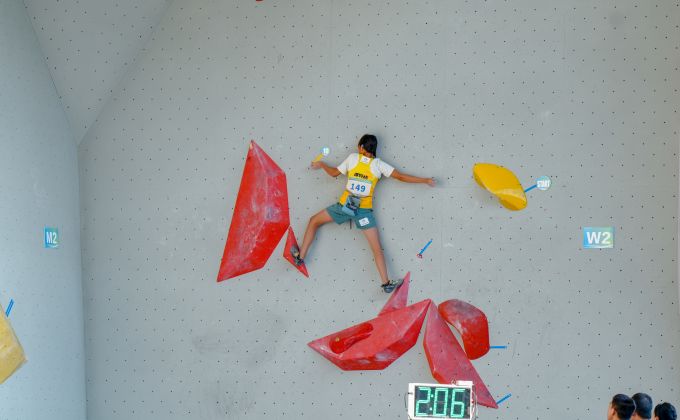 攀岩全锦赛：广东中山14岁中学生选手包揽双冠