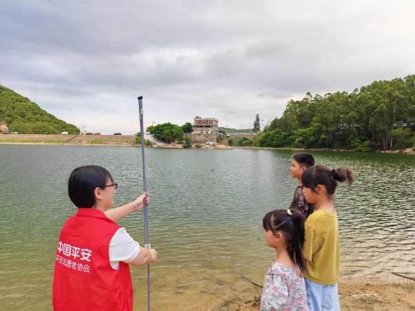 平安产险泉州中心支公司：湖畔一课——空瓶造“浮舟”，诚信润童心
