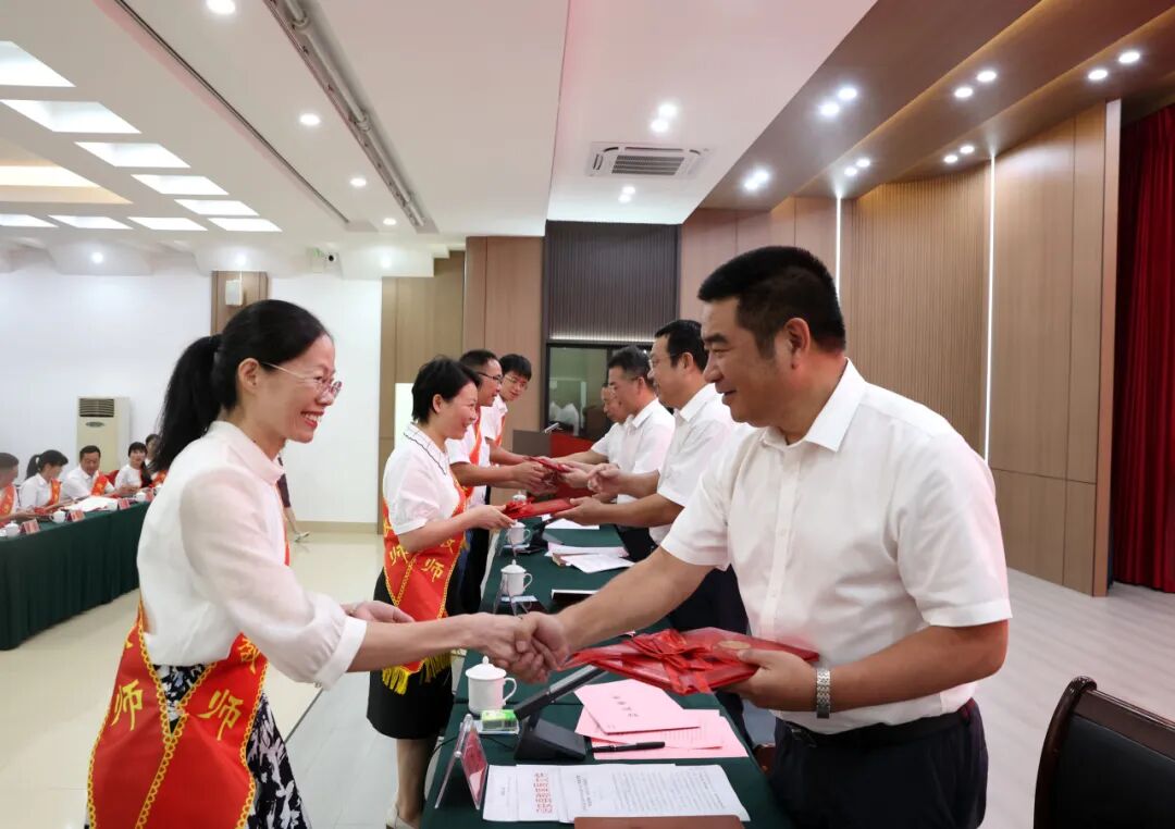 诏安县举行庆祝2025年教师节暨优秀教师表彰大会