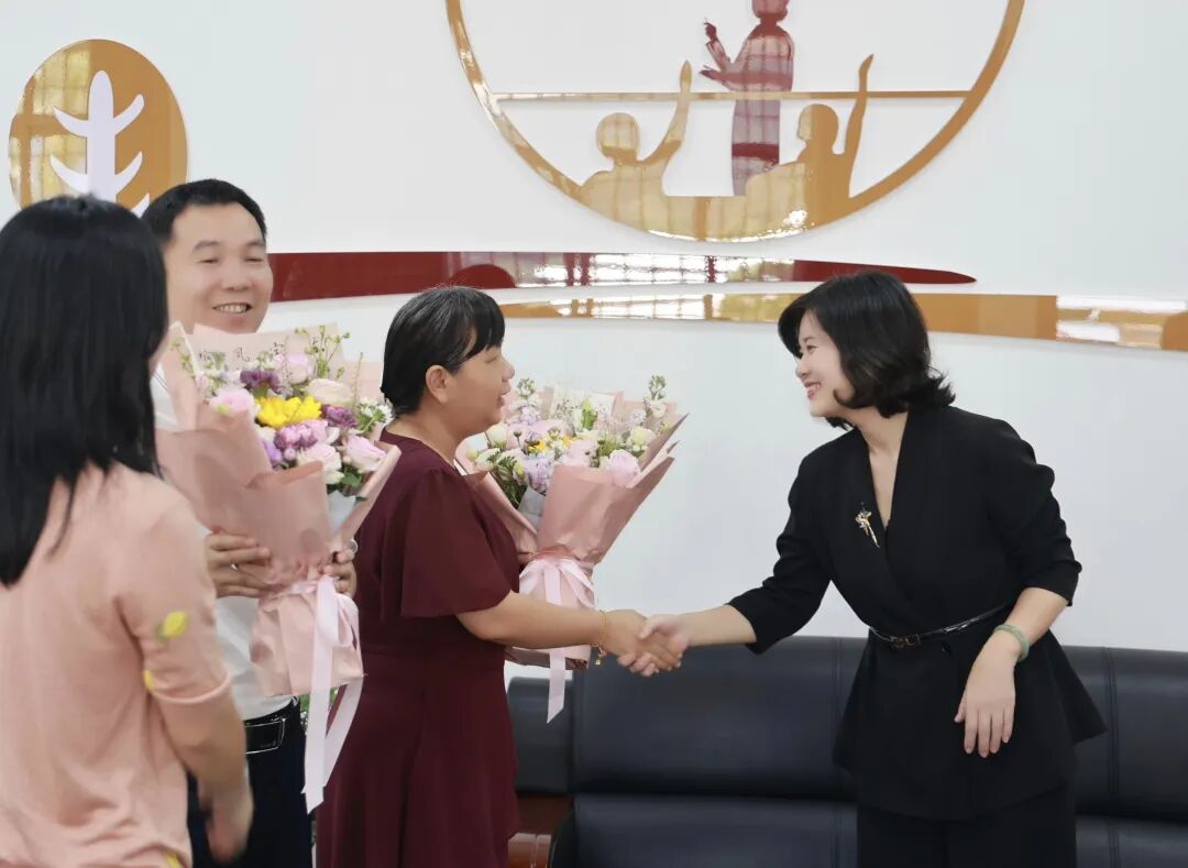华安县县长走访慰问三十年教龄以上老教师