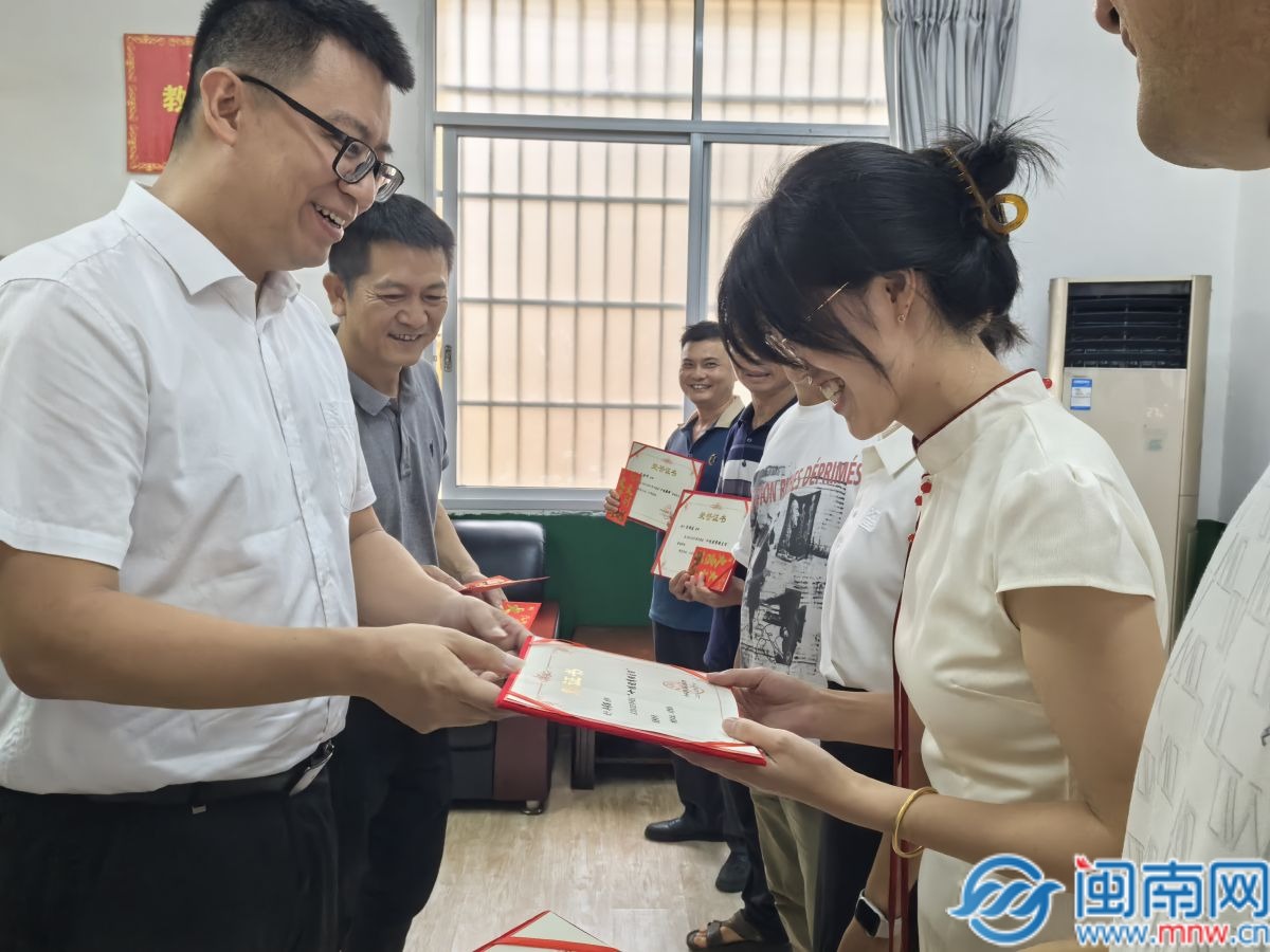 桃李芬芳 师恩绵长——平和县领导到大溪镇开展教师节慰问活动