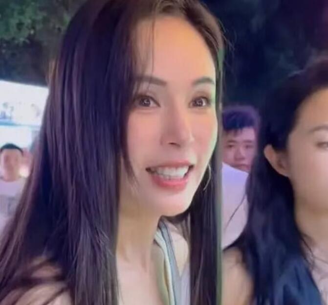 “小龙女”李若彤逛夜市 网友：看上去才二十多岁