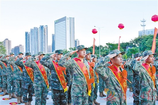 秀屿区举行“全民国防教育月”活动暨下半年新兵欢送大会