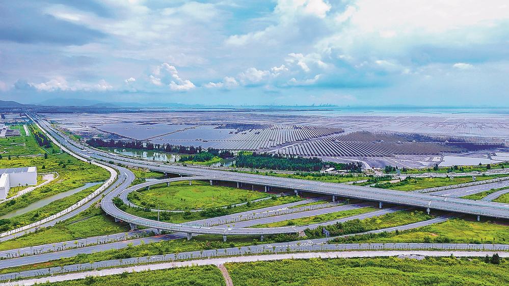 国省干线联十一线涵江段建成，带动沿线产业崛起。 陈少希 摄