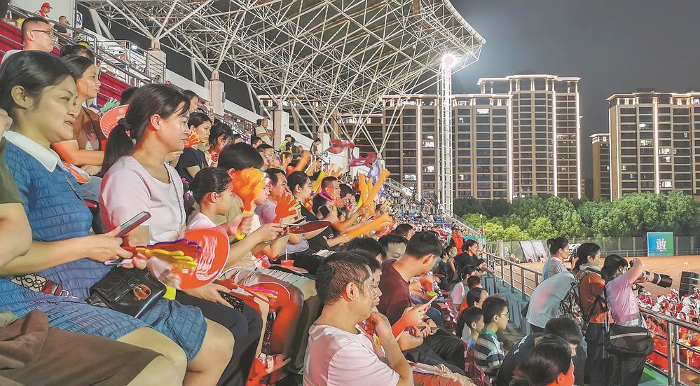 仙游县体育中心看台上座无虚席。陈盛钟 摄