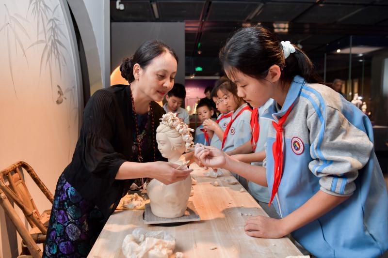 “泥语生花 艺韵欢歌——‘中国白·德化瓷’妇女儿童主题作品展”开幕